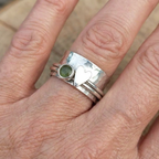 Vintage zilverkleurige ambachtelijke ring met hart en groene steen