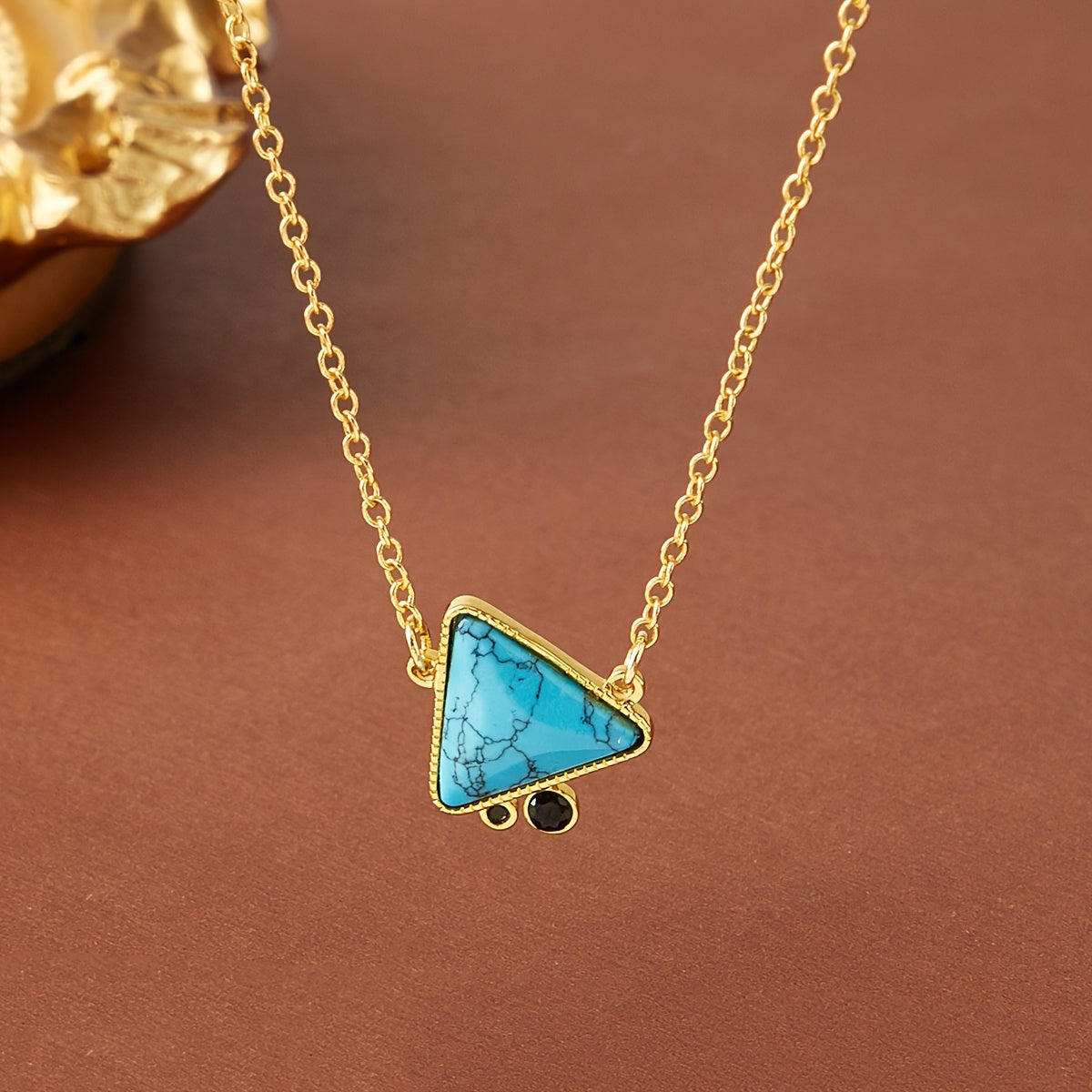 Elegante geometrische ketting met turkooizen driehoekhanger