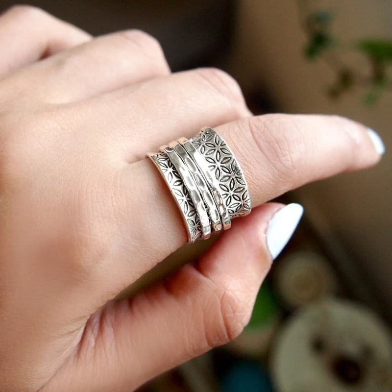 Vintage boho brede verzilverde bloemenring