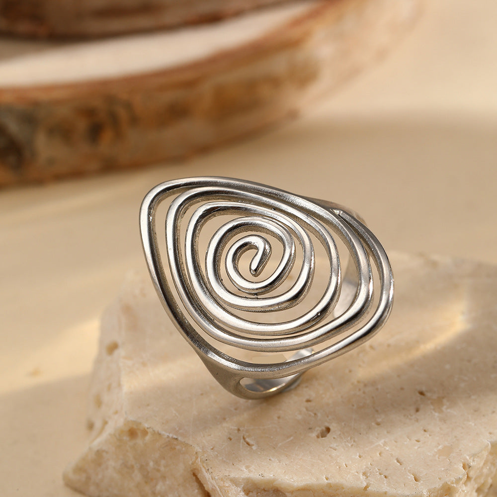 Vortex sculpturale goudkleurige spiraal statement ring