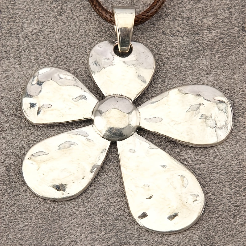 Minimalistische verstelbare ketting met gehamerde asymmetrische bloemhanger