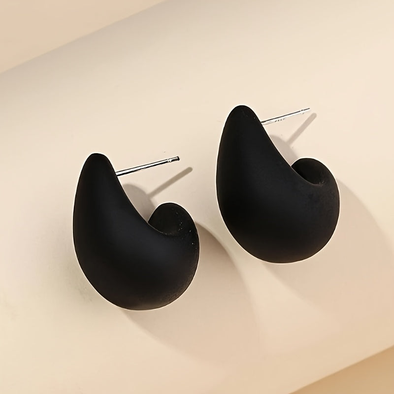 Minimalistische goudkleurige sculpturale C-vormige oorknopjes