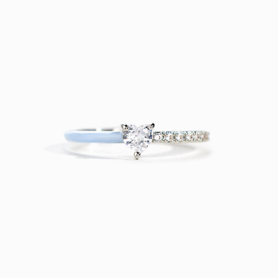 Tijdloze ring met hartvormige slijping en half emaille