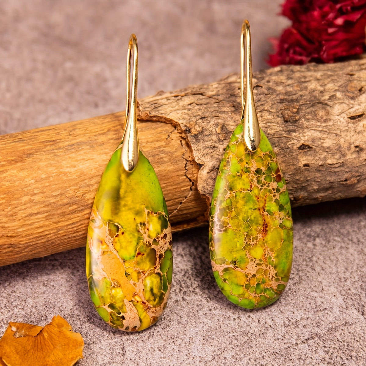 Elegante druppelvormige oorbellen met grasgroene natuursteen