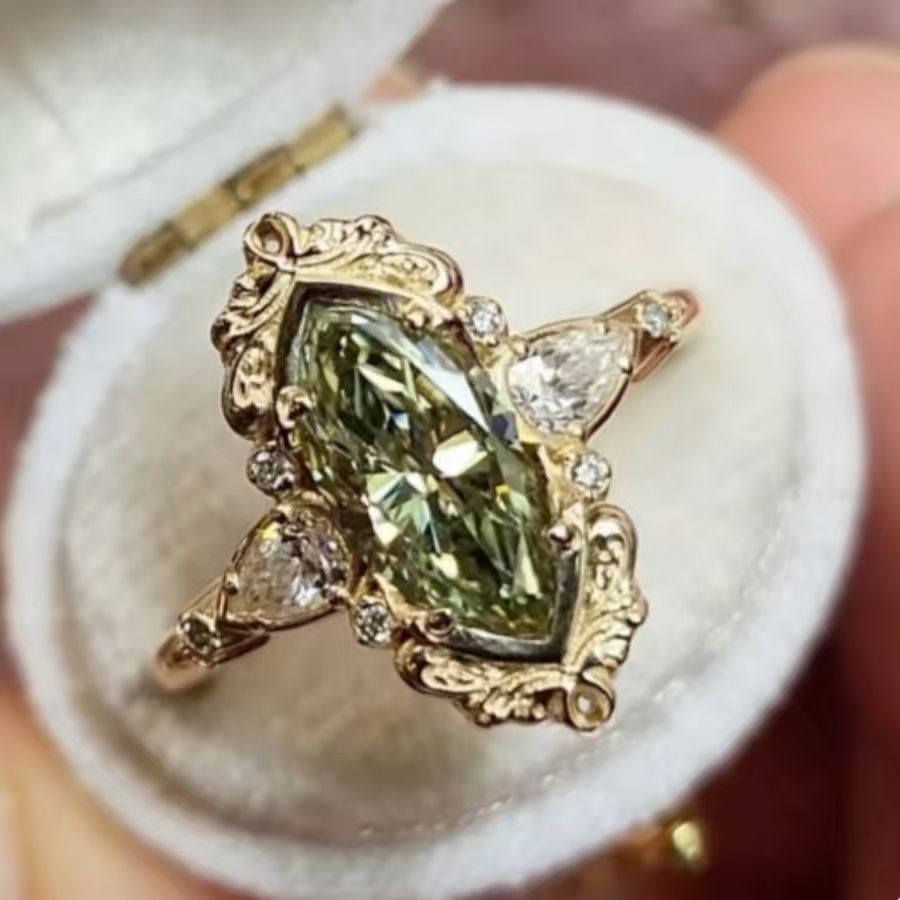 Elegante koperen verlovingsring met groene zirkonia