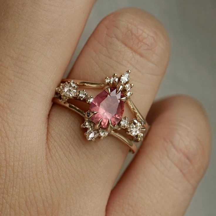 Elegante goudkleurige ring met kristallijne granaat