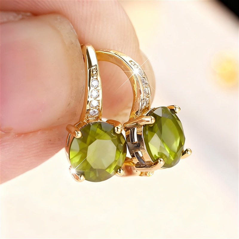 Vintage bohemien oorbellen met groen zirkonia in goudkleurige klauwzetting