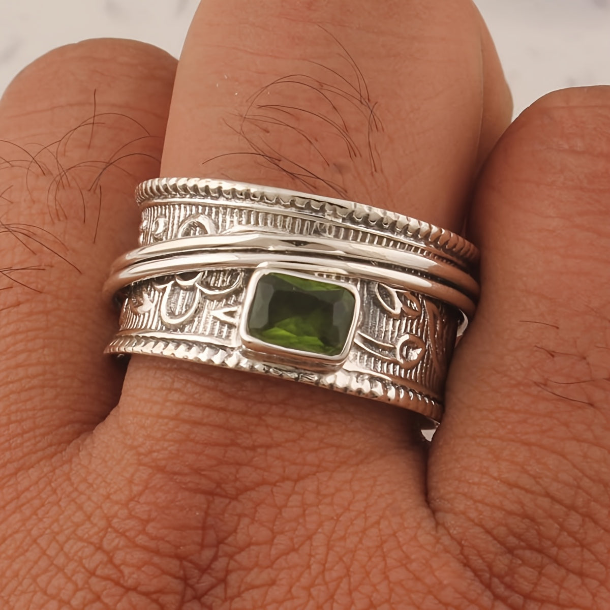 Geometrisch ontworpen verzilverde ring met zirkonia steen