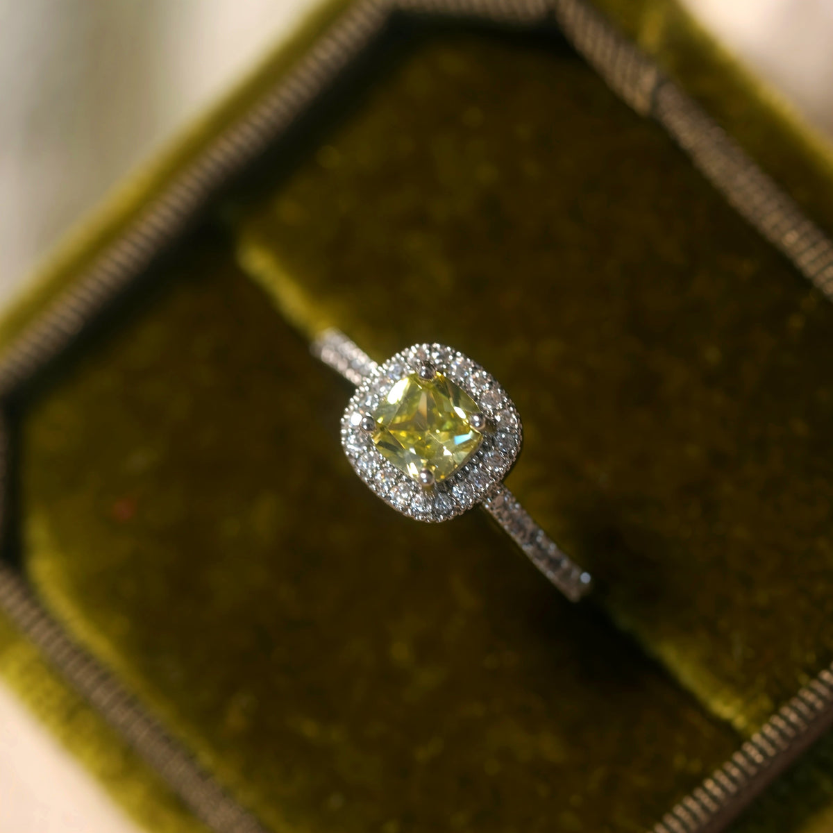 Vintage verstelbare open ring met olijfgroene zirkonia