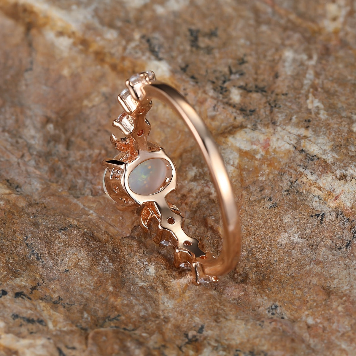 Elegante vergulde ringen met kleine maan en witte regenboog vuuropaal