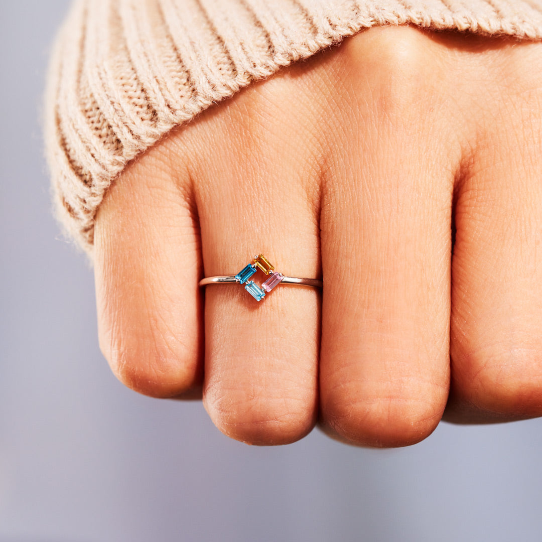 Gepersonaliseerde ring met baguette geboortestenen