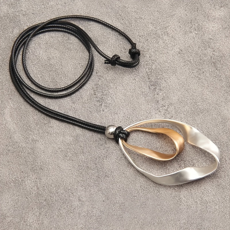 Elegante moderne ketting met abstracte hanger van gemengde metalen