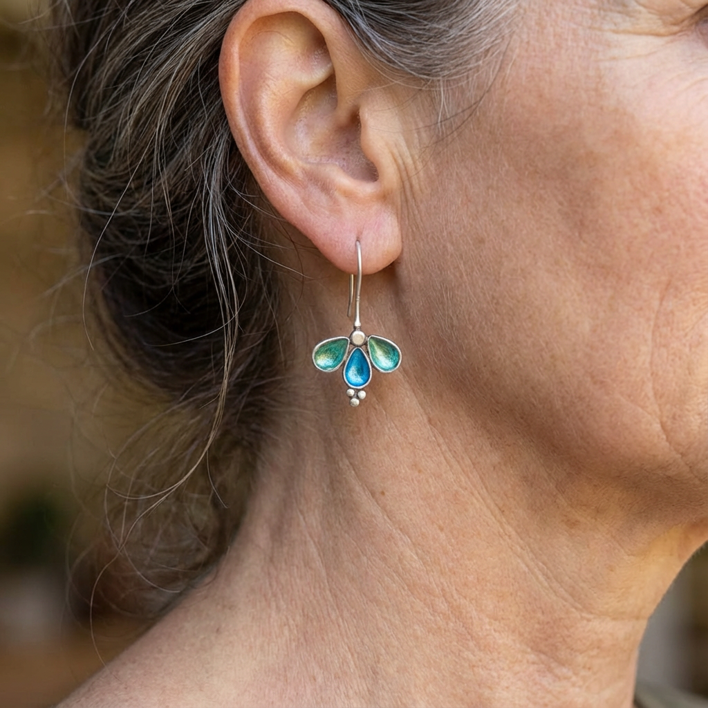 Vintage verzilverde ambachtelijke oorbellen met blauw emaille bloemmotief