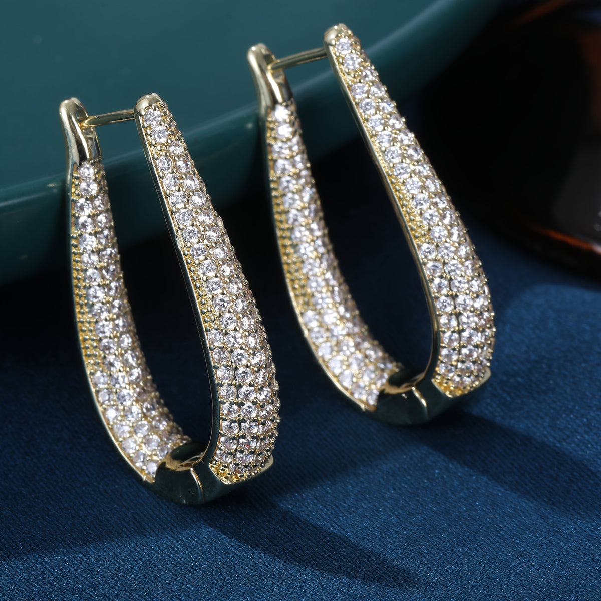 Elegante oorring met synthetische zirkonia