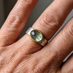 Vintage sterling zilveren en goudkleurige kastring met groene toermalijn