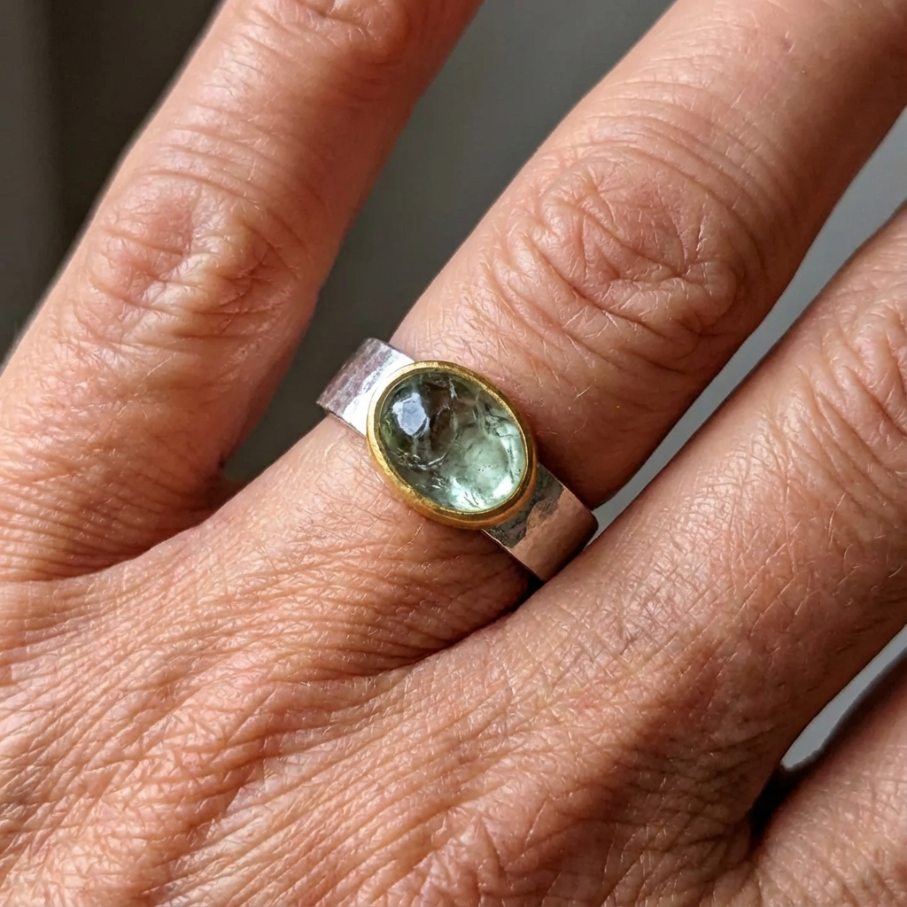 Vintage sterling zilveren en goudkleurige kastring met groene toermalijn