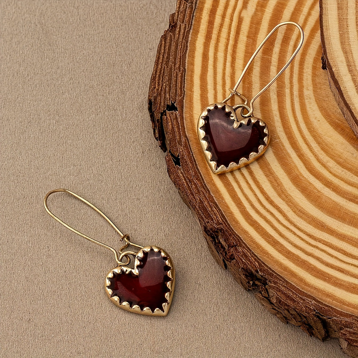 Vintage bohemien oorbellen met rood druipend hart van hars