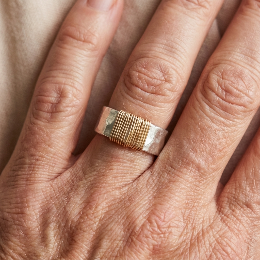 Gehamerde zilver- & goudkleurige ambachtelijke draad statement ring