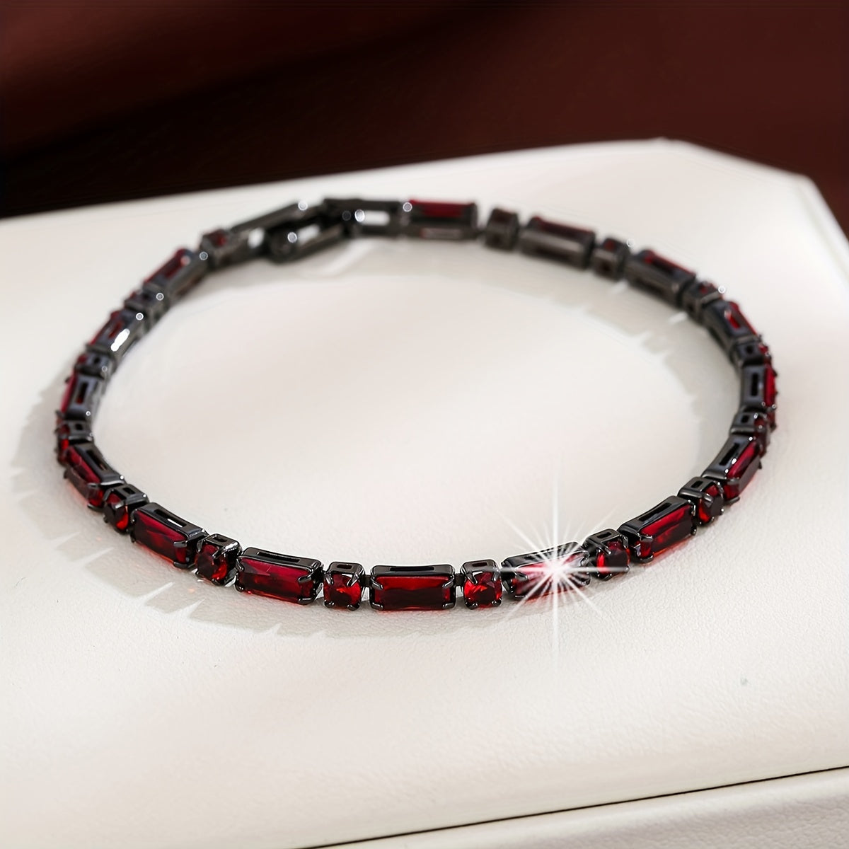 Elegante vintage vergulde armband met zirkonia en robijn