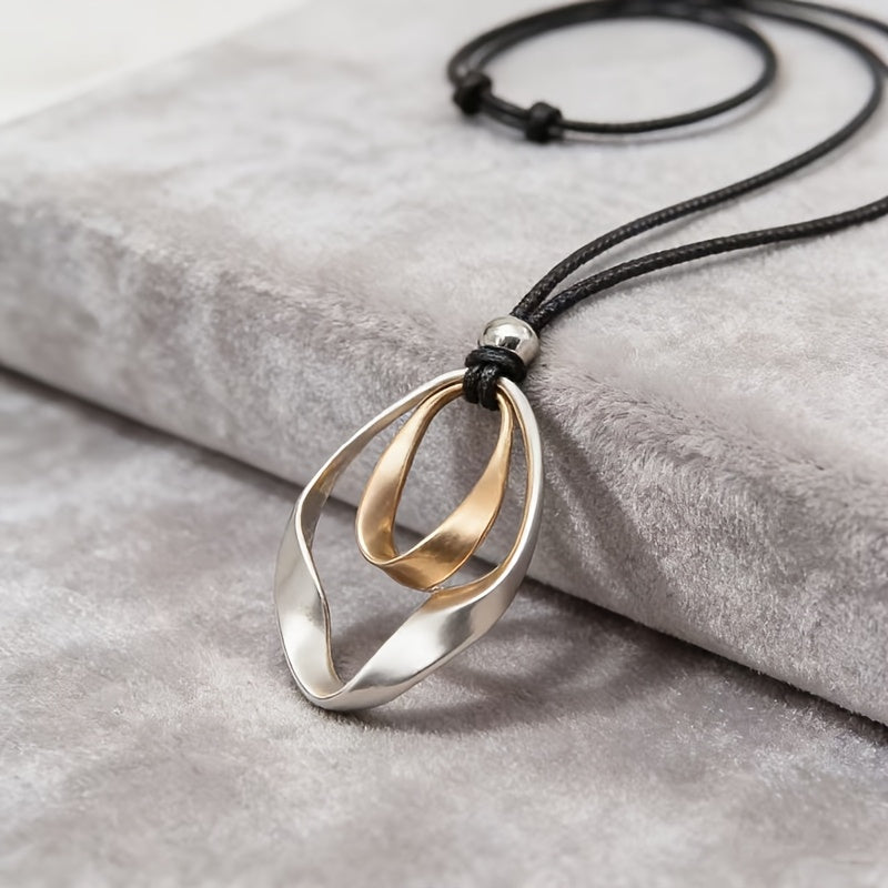 Elegante verstelbare ketting met sculpturale gedraaide druppelhanger