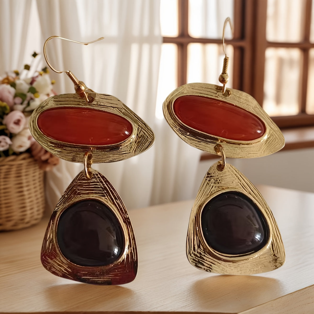 Vintage vergulde oorhangers met rood en zwart hars