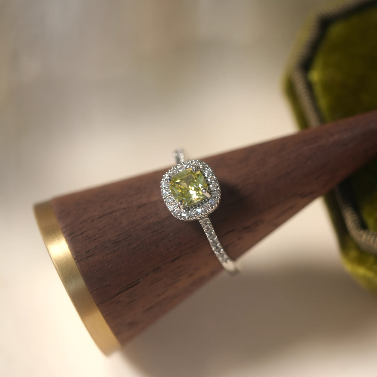 Vintage verstelbare open ring met olijfgroene zirkonia