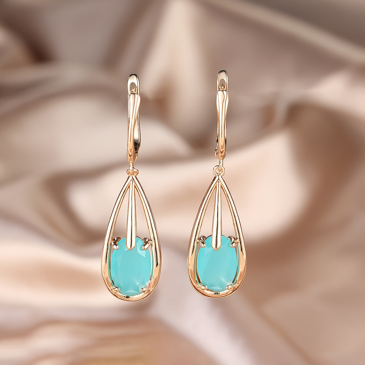 Elegante vergulde lange oorhangers met druppelvormige zirkonia
