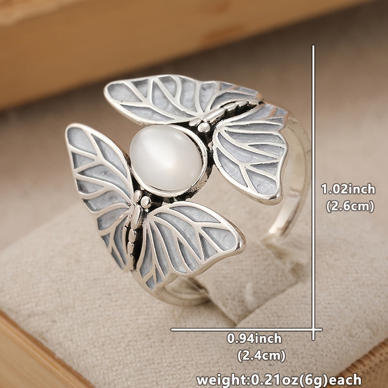 Elegante verzilverde vlinderring met ovale maansteen