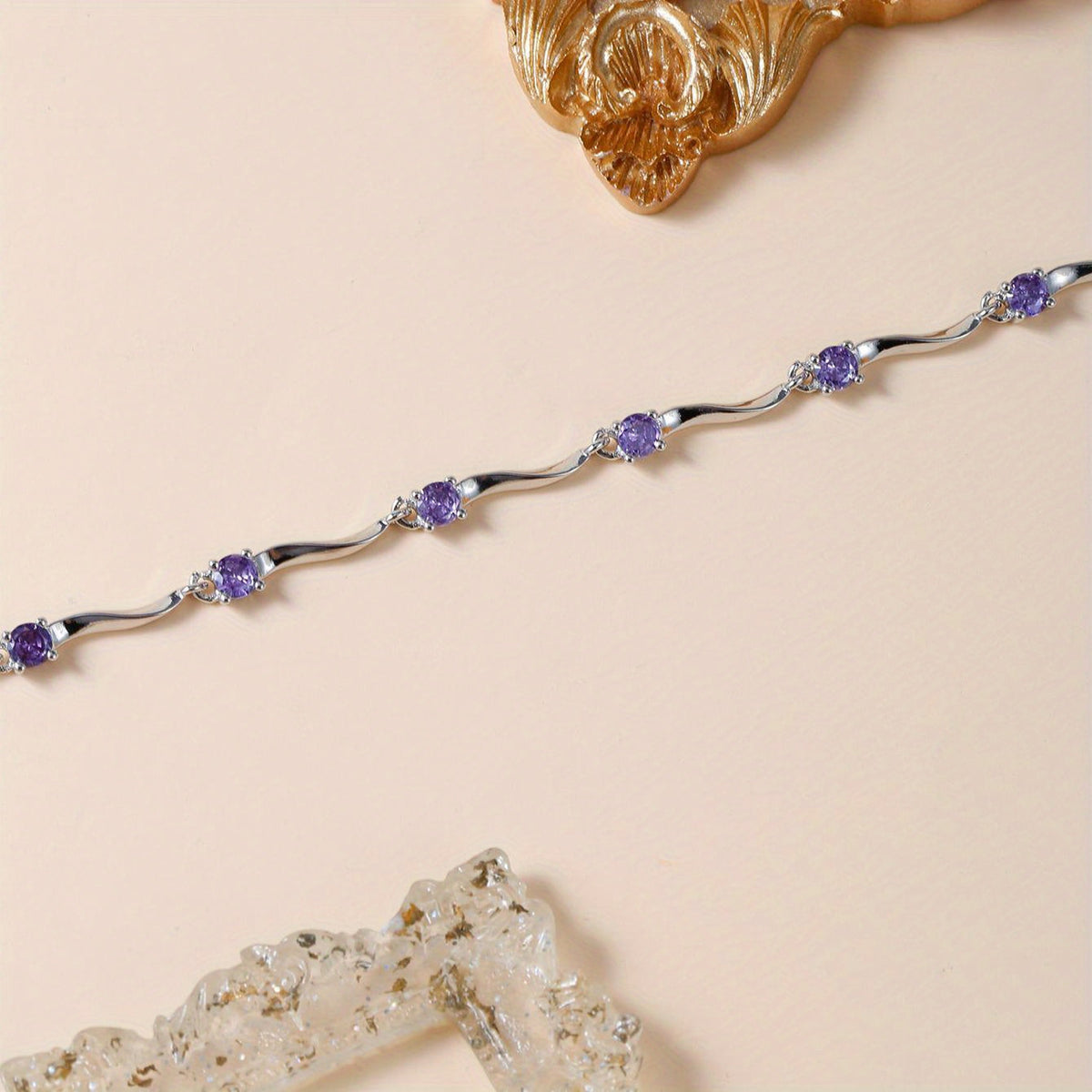 Elegante golvende paarse armband met synthetische zirkonia