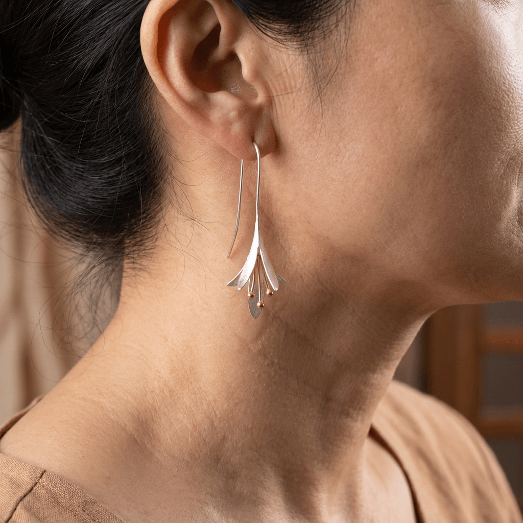 Moderne geborstelde zilverkleurige bloemblad oorhangers