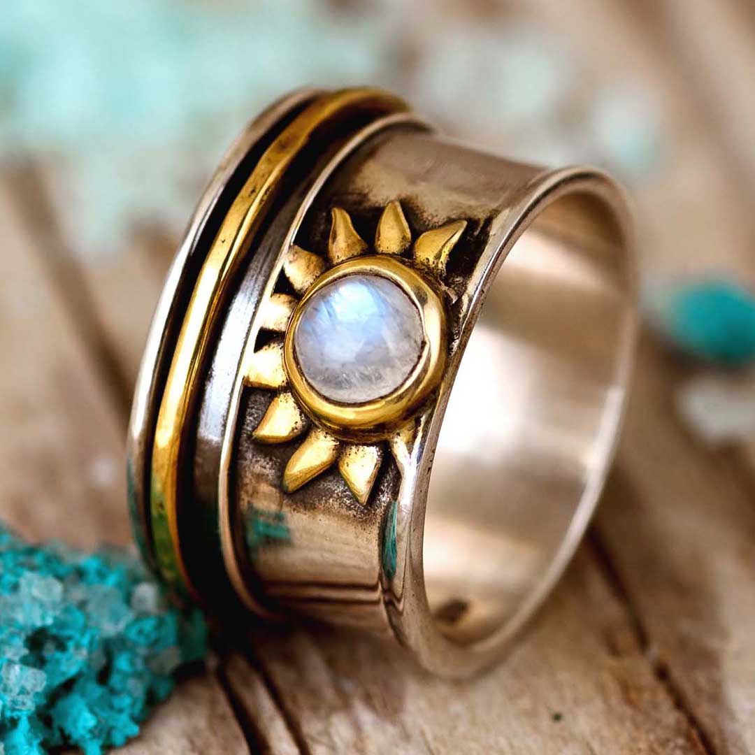 Elegante zilverkleurige fidget ring met hemelse zon en maansteen