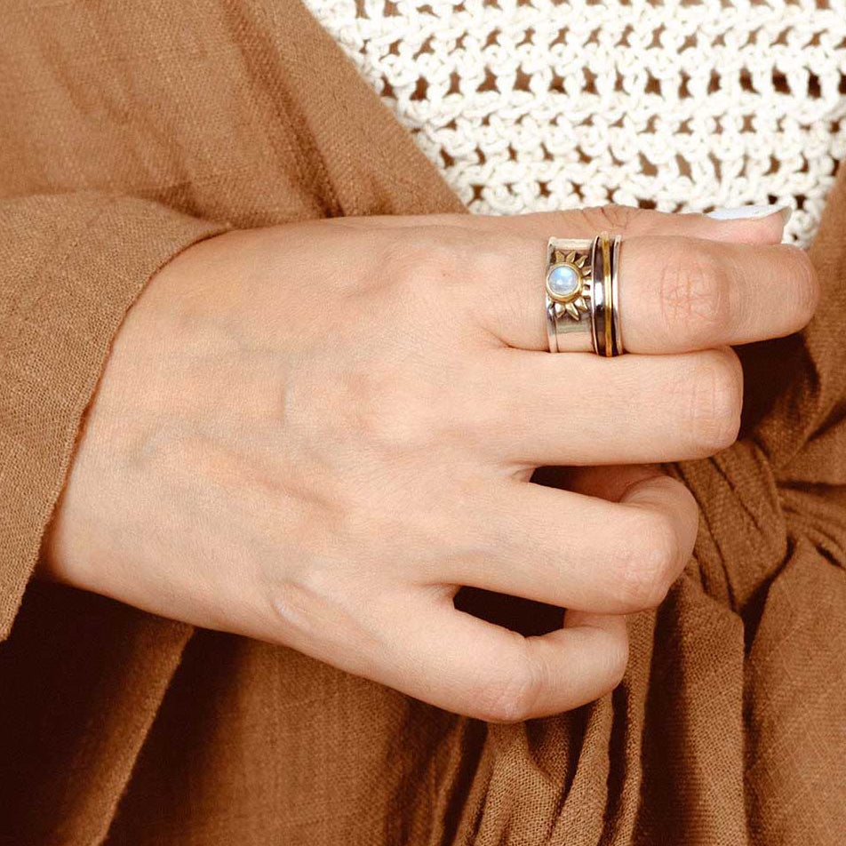 Elegante zilverkleurige fidget ring met hemelse zon en maansteen
