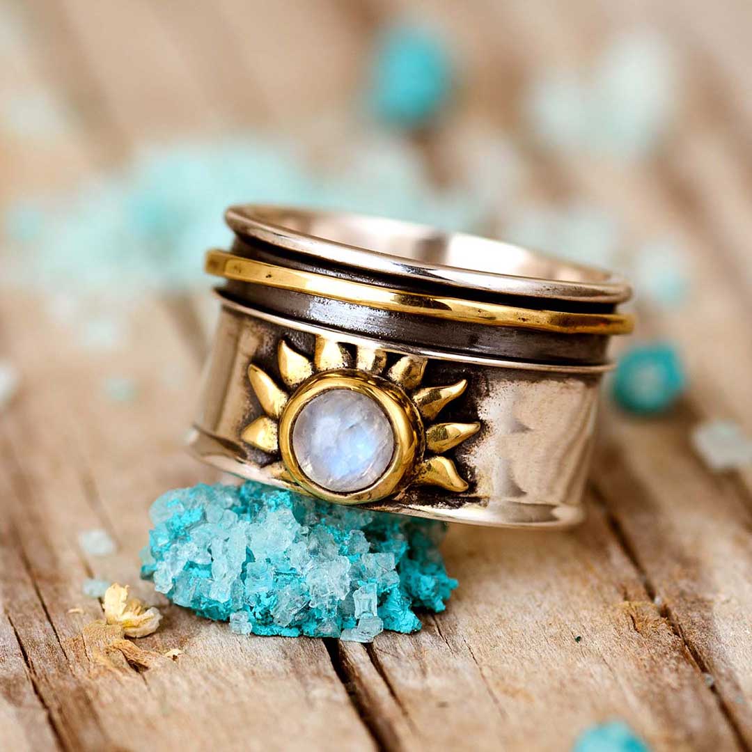 Elegante zilverkleurige fidget ring met hemelse zon en maansteen