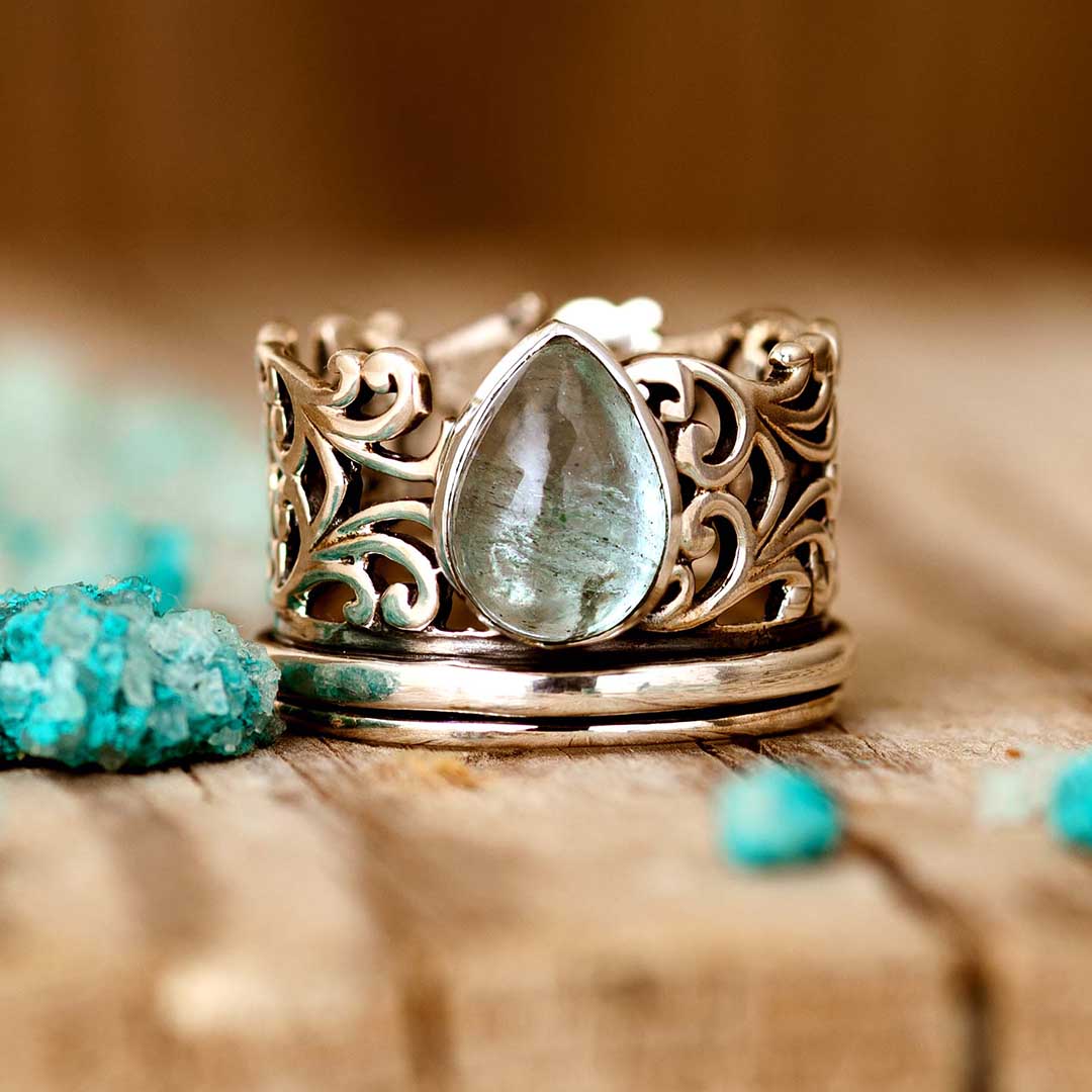 Elegante zilverkleurige fidget ring met druppelvormige aquamarijn