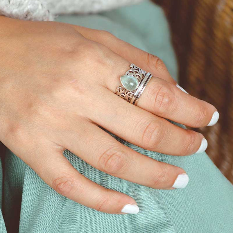 Elegante zilverkleurige fidget ring met druppelvormige aquamarijn