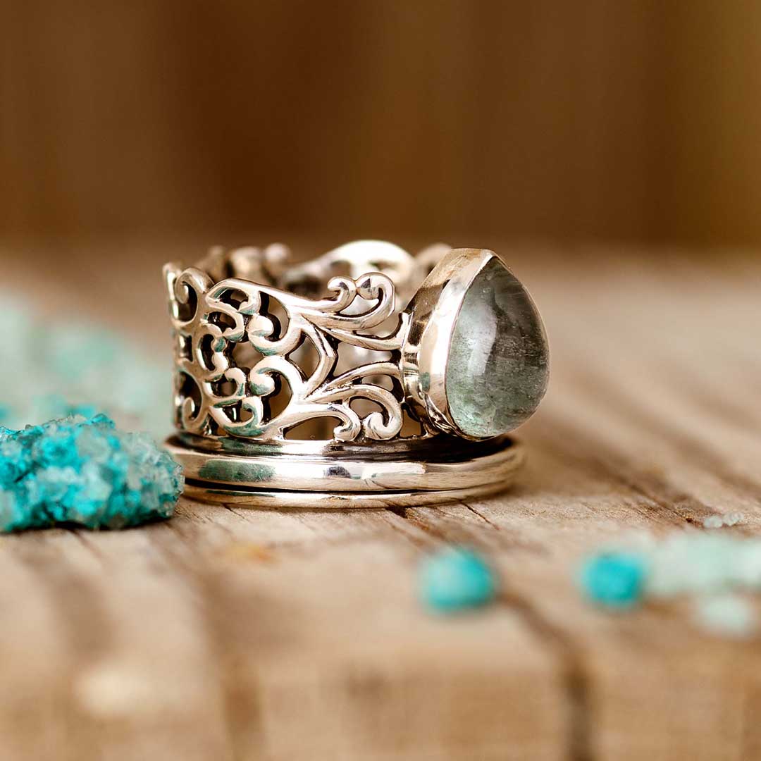 Elegante zilverkleurige fidget ring met druppelvormige aquamarijn