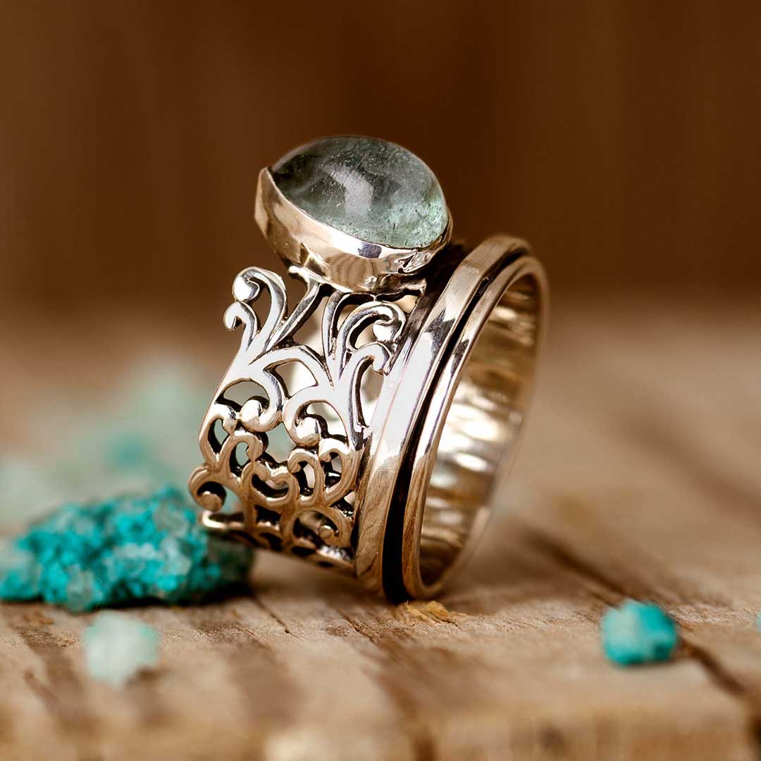 Elegante zilverkleurige fidget ring met druppelvormige aquamarijn