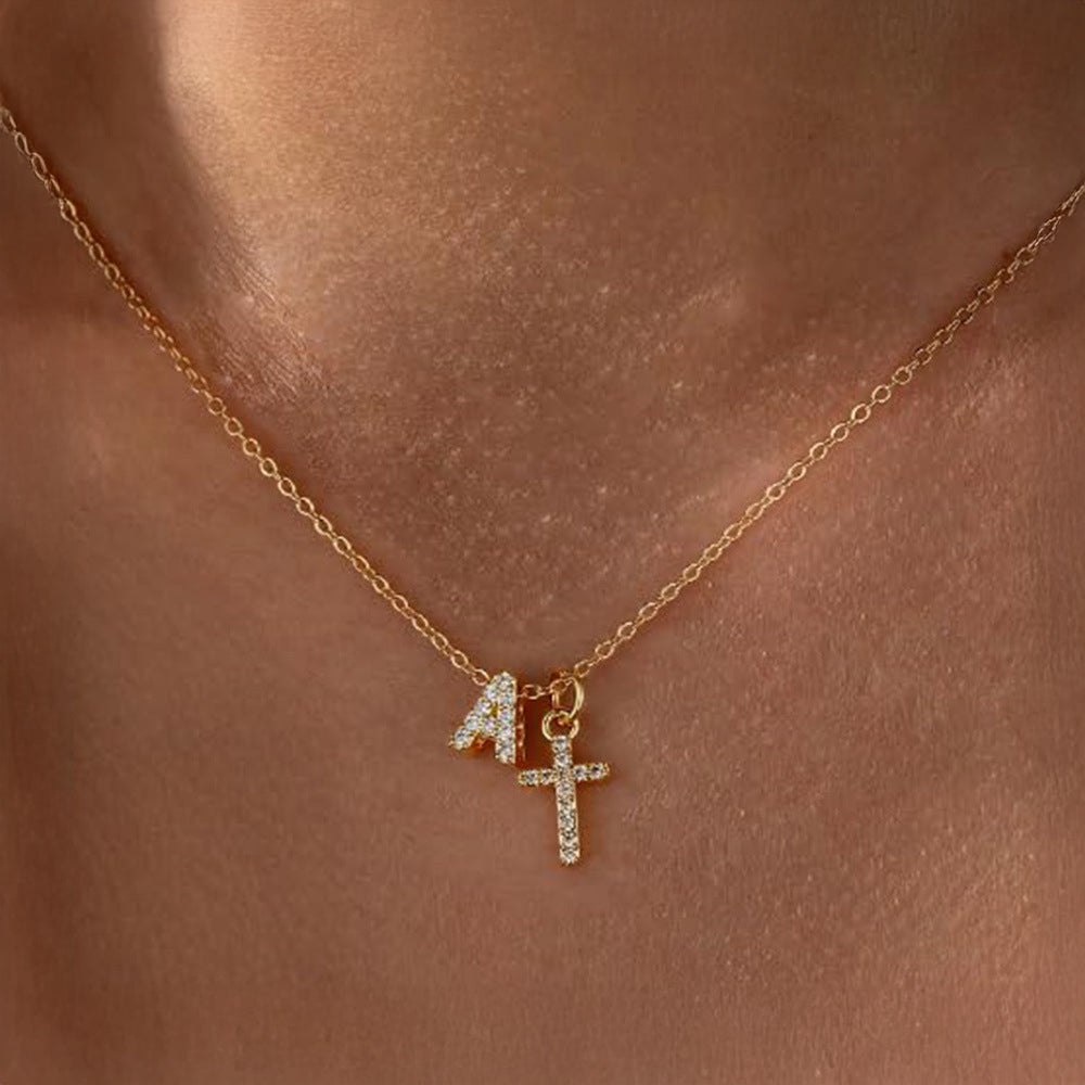 Fijne diamanten ketting met initiaal- en kruishanger