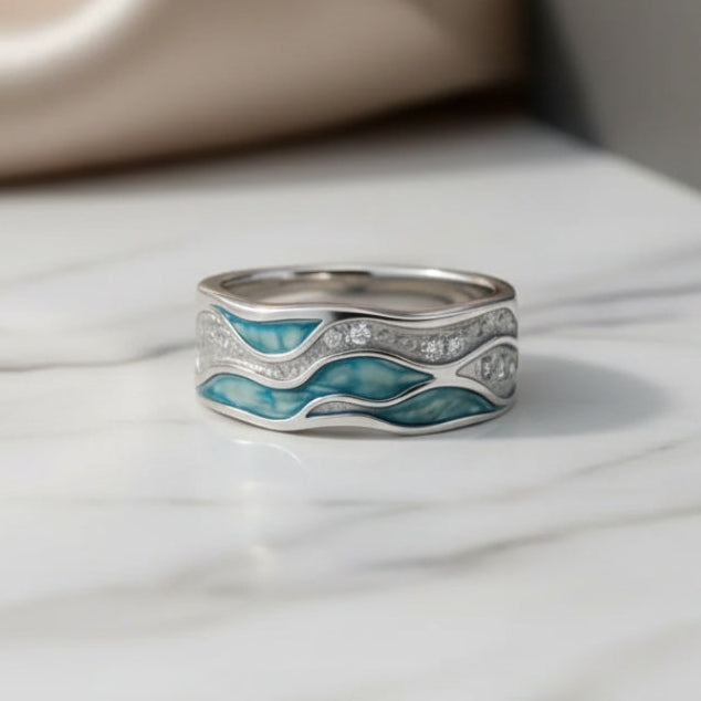 Elegante zilverkleurige golvenring met turkoois