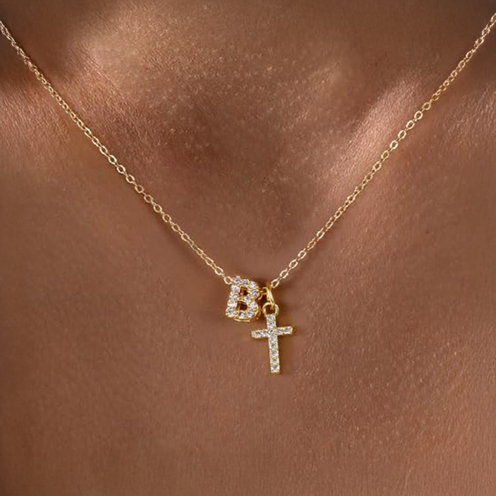 Fijne diamanten ketting met initiaal- en kruishanger