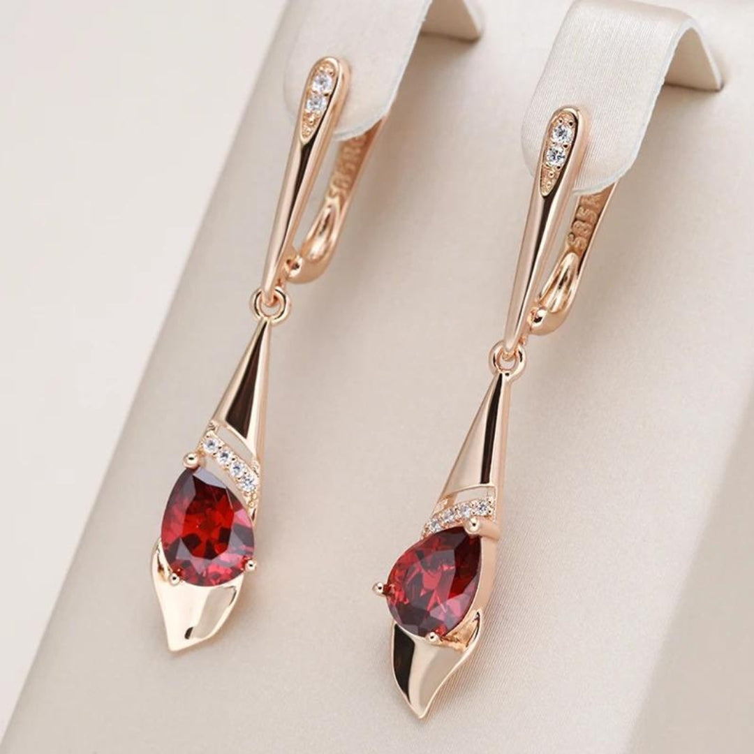 Elegante goudkleurige hanger met rood kristal
