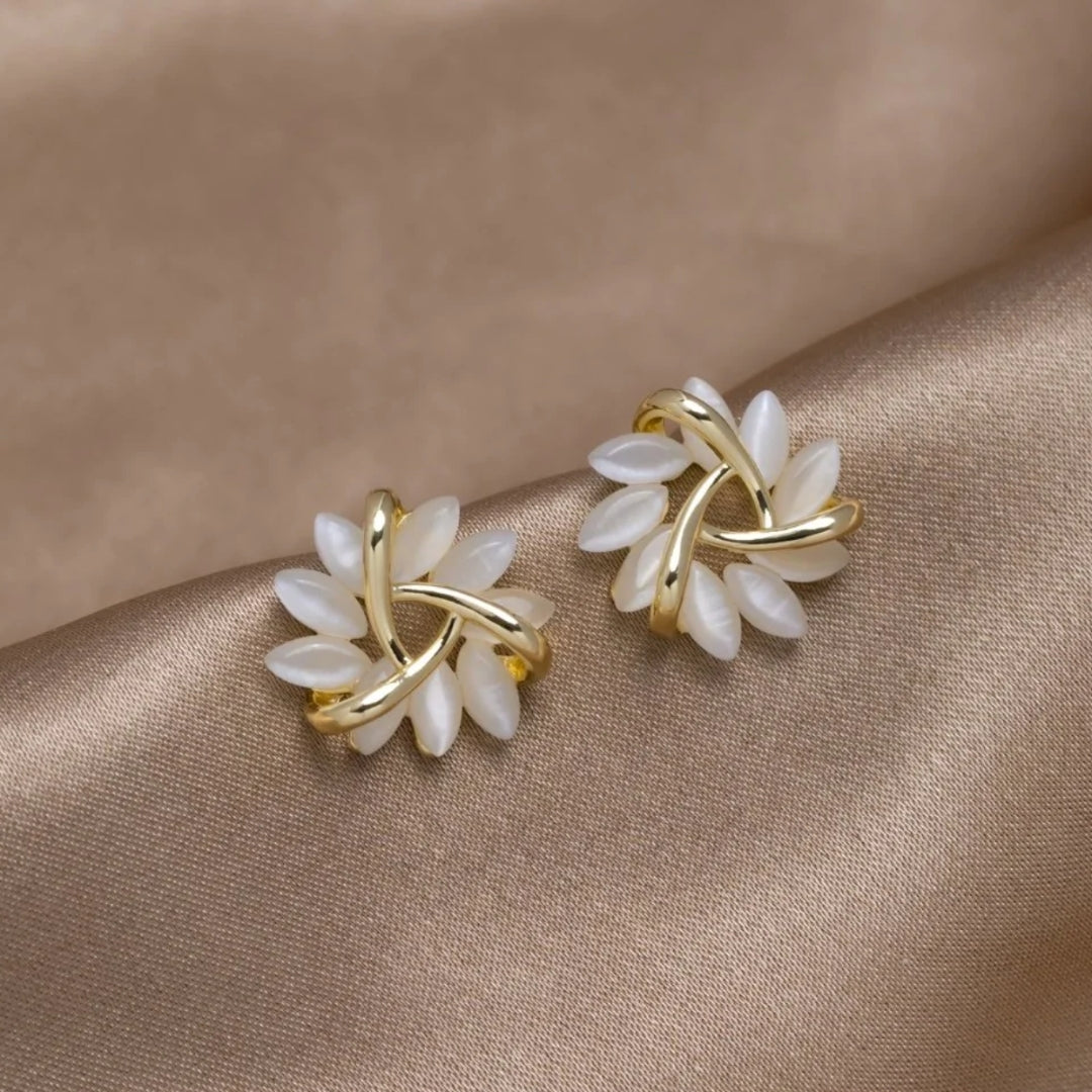 Elegante en verfijnde goudkleurige ronde opalen bloem oorknopjes