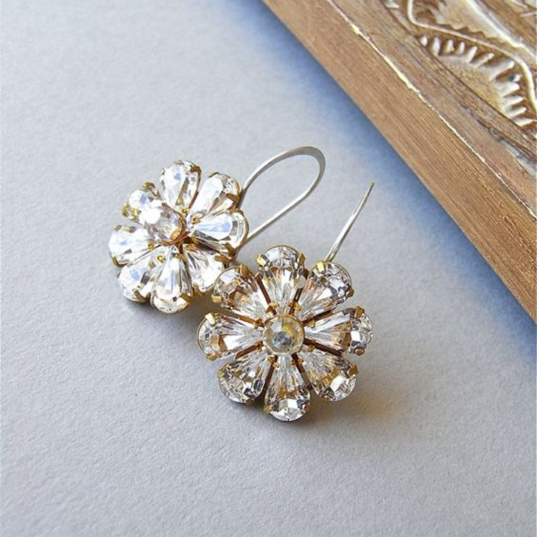 Vintage bloemenoorbellen met bloemblaadjesdesign en helder kristal