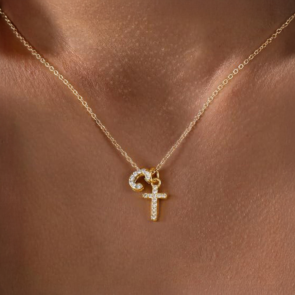 Fijne diamanten ketting met initiaal- en kruishanger