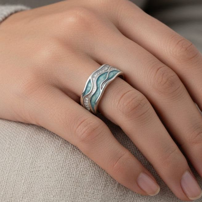 Elegante zilverkleurige golvenring met turkoois