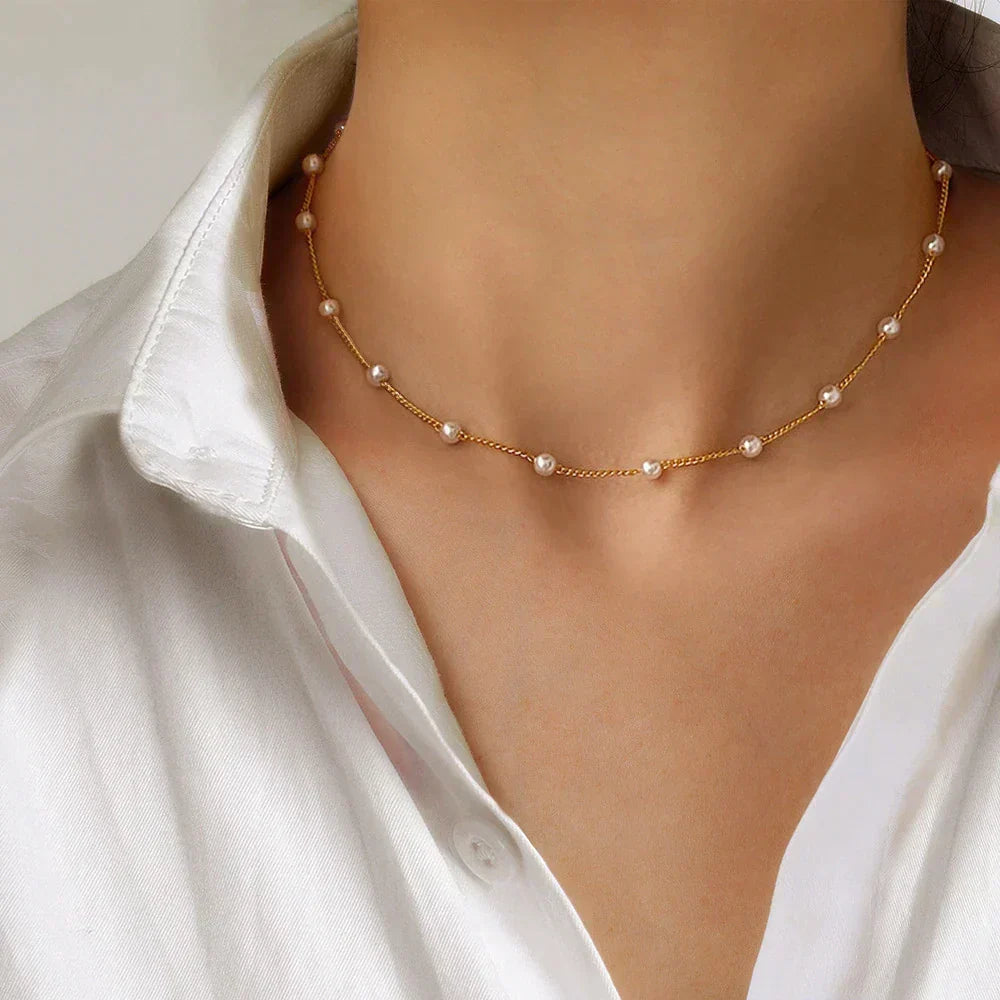 Elegante vergulde ketting met kleine parels