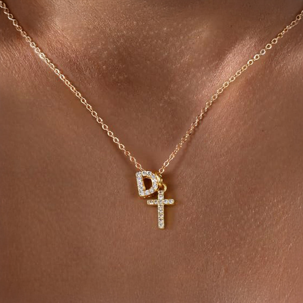 Fijne diamanten ketting met initiaal- en kruishanger