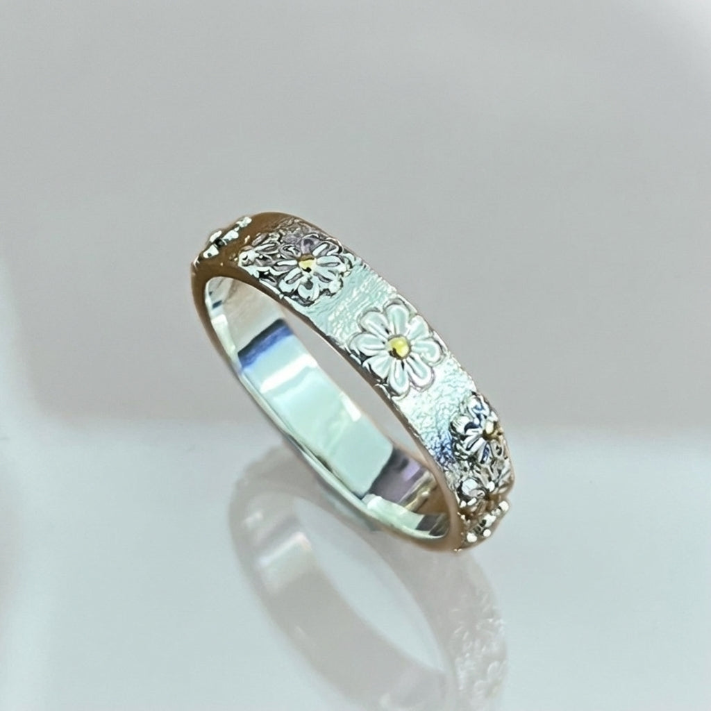 Ring met madeliefjes en krulmotief