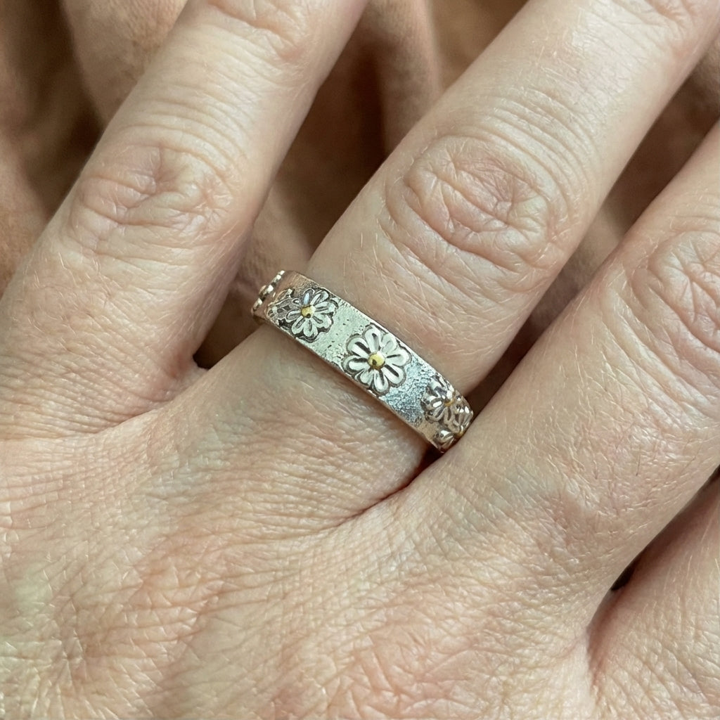 Ring met madeliefjes en krulmotief