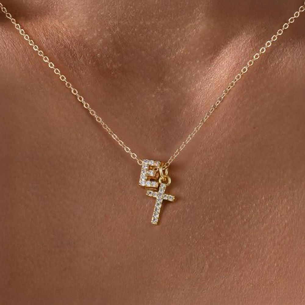 Fijne diamanten ketting met initiaal- en kruishanger